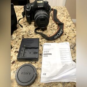 Sony α 65 SLT-A65V 18-135mm Digital Camera 32 Mem CardCharging Battery & Bag Set